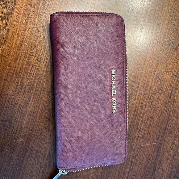 Michael Kors Accordion Wallet - Picture 1 of 2